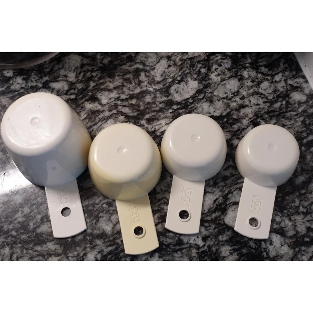Vintage Pyrex Accessory measuring cups set of 4 off white‎ color baking utensils